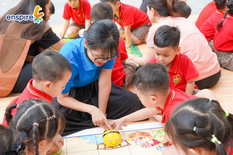 Ngày hội tiếng Anh MN Thực hành Hoa Thuỷ Tiên - Góc beebot