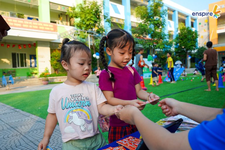 🚀 PHÁ ĐẢO THÀNH PHỐ TIẾNG ANH TẠI MN PHÚ MINH: KHI BÉ VỪA HỌC ROBOTICS, VỪA "BẮT CHUYỆN" VỚI CẢ THẾ GIỚI! 7