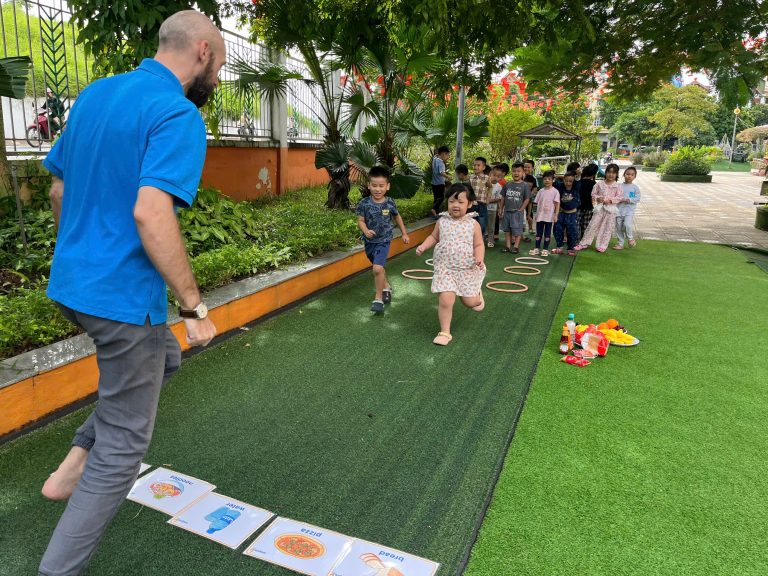 🌿 TIẾT HỌC NGOÀI TRỜI CHỦ ĐỀ “FOOD” – KHI TIẾNG ANH CÙNG BÉ HÒA VÀO THIÊN NHIÊN 2 🌿 TIẾT HỌC NGOÀI TRỜI CHỦ ĐỀ “FOOD” – KHI TIẾNG ANH CÙNG BÉ HÒA VÀO THIÊN NHIÊN 2