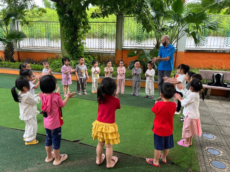 🌿 TIẾT HỌC NGOÀI TRỜI CHỦ ĐỀ “FOOD” – KHI TIẾNG ANH CÙNG BÉ HÒA VÀO THIÊN NHIÊN 3 🌿 TIẾT HỌC NGOÀI TRỜI CHỦ ĐỀ “FOOD” – KHI TIẾNG ANH CÙNG BÉ HÒA VÀO THIÊN NHIÊN 3