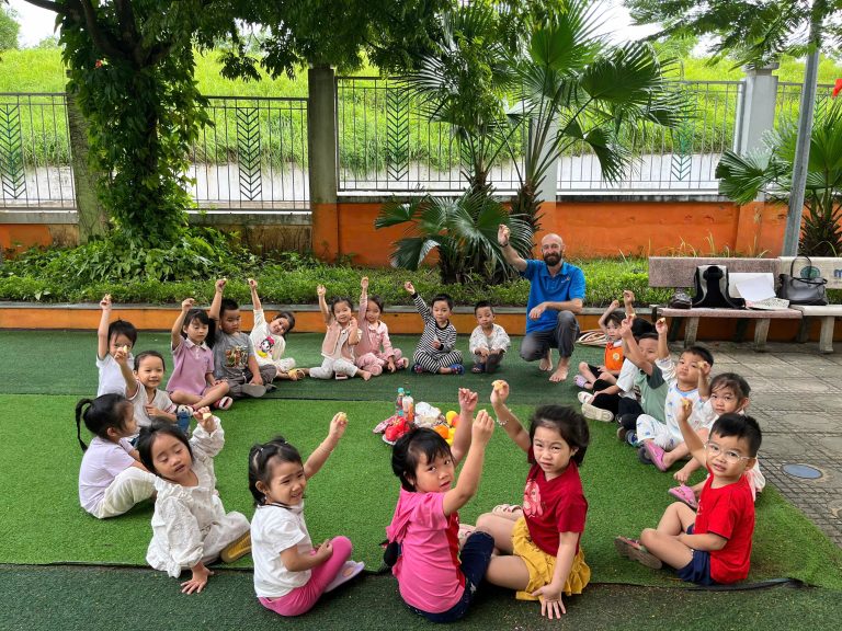 🌿 TIẾT HỌC NGOÀI TRỜI CHỦ ĐỀ “FOOD” – KHI TIẾNG ANH CÙNG BÉ HÒA VÀO THIÊN NHIÊN 9 🌿 TIẾT HỌC NGOÀI TRỜI CHỦ ĐỀ “FOOD” – KHI TIẾNG ANH CÙNG BÉ HÒA VÀO THIÊN NHIÊN 7