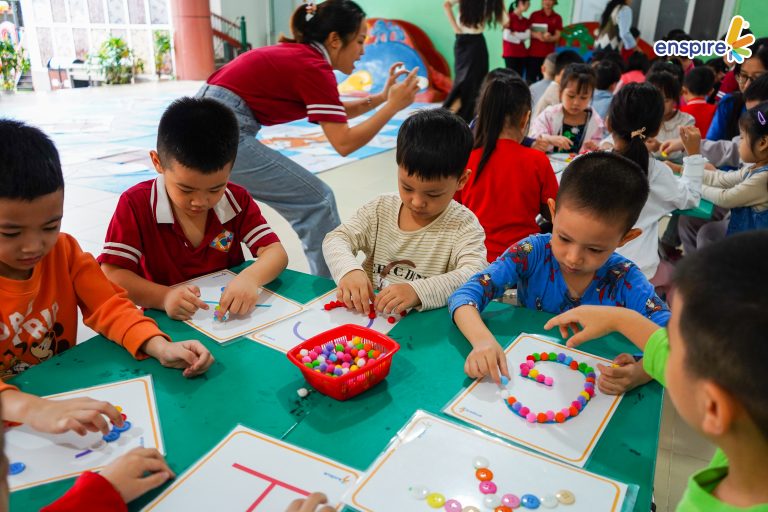 🌟 NGÀY HỘI TIẾNG ANH MẦM NON THÀNH CÔNG – HÀNH TRÌNH KHÁM PHÁ THẾ GIỚI CÔNG NGHỆ 🌈 5 🌟 NGÀY HỘI TIẾNG ANH MẦM NON THÀNH CÔNG – HÀNH TRÌNH KHÁM PHÁ THẾ GIỚI CÔNG NGHỆ 🌈 5