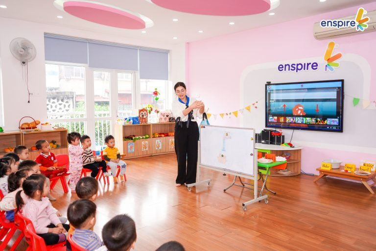 Hoạt động tiếng Anh “Washing Hands – No Virus” cùng các thiên thần nhí Trường Mầm non Hoa Hồng - Bé học rửa tay đúng cách và nói “NO” với virus cùng Enspire 1