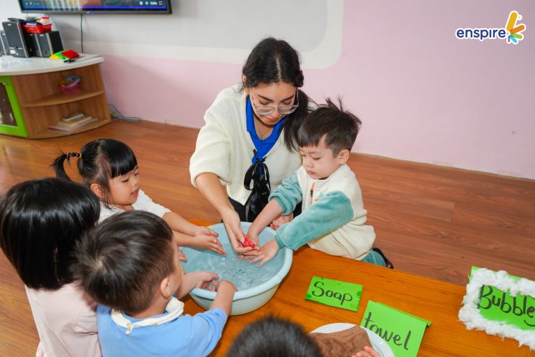 Hoạt động tiếng Anh “Washing Hands – No Virus” cùng các thiên thần nhí Trường Mầm non Hoa Hồng - Bé học rửa tay đúng cách và nói “NO” với virus cùng Enspire 2