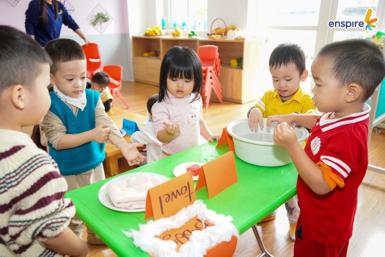 Hoạt động tiếng Anh “Washing Hands – No Virus” cùng các thiên thần nhí Trường Mầm non Hoa Hồng - Bé học rửa tay đúng cách và nói “NO” với virus cùng Enspire 11