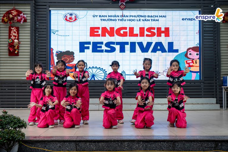 SÂN KHẤU RỰC RỠ TẠI TRƯỜNG TIỂU HỌC LÊ VĂN TÁM – KHÔNG GIAN TRẢI NGHIỆM TIẾNG ANH ĐẦY CẢM HỨNG 1 SÂN KHẤU RỰC RỠ TẠI TRƯỜNG TIỂU HỌC LÊ VĂN TÁM – KHÔNG GIAN TRẢI NGHIỆM TIẾNG ANH ĐẦY CẢM HỨNG 1