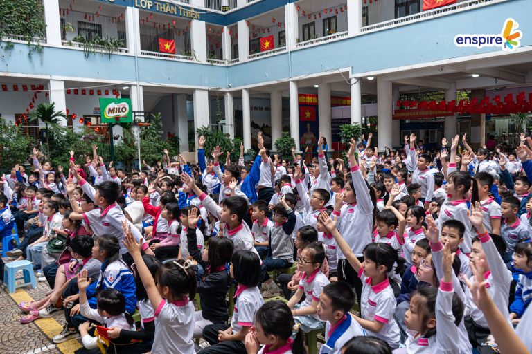 SÂN KHẤU RỰC RỠ TẠI TRƯỜNG TIỂU HỌC LÊ VĂN TÁM – KHÔNG GIAN TRẢI NGHIỆM TIẾNG ANH ĐẦY CẢM HỨNG 2 SÂN KHẤU RỰC RỠ TẠI TRƯỜNG TIỂU HỌC LÊ VĂN TÁM – KHÔNG GIAN TRẢI NGHIỆM TIẾNG ANH ĐẦY CẢM HỨNG 2