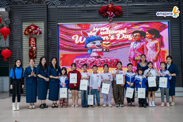 SÂN KHẤU RỰC RỠ TẠI TRƯỜNG TIỂU HỌC LÊ VĂN TÁM – KHÔNG GIAN TRẢI NGHIỆM TIẾNG ANH ĐẦY CẢM HỨNG 3 SÂN KHẤU RỰC RỠ TẠI TRƯỜNG TIỂU HỌC LÊ VĂN TÁM – KHÔNG GIAN TRẢI NGHIỆM TIẾNG ANH ĐẦY CẢM HỨNG 3