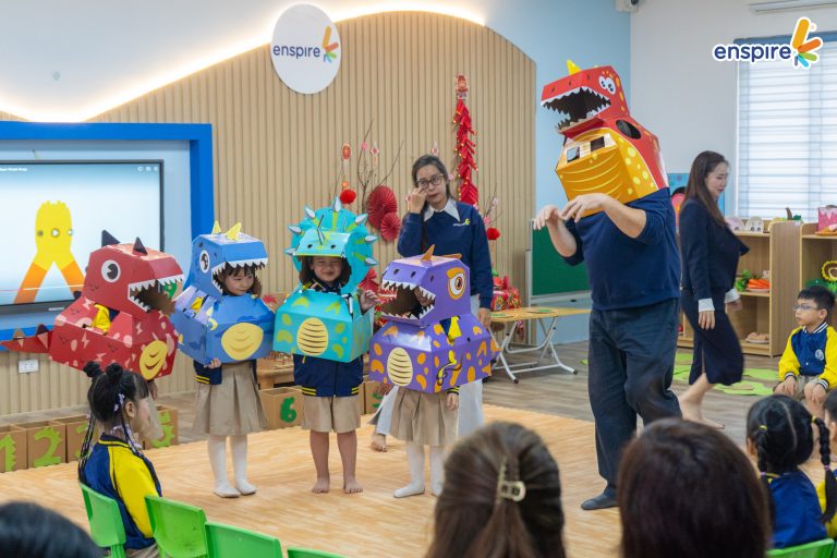 Chuyên đề Tiếng anh cho trẻ mầm non - Nền tảng cho tương lai hội nhập tại Trường mầm non Phú Minh 2 Chuyên đề Tiếng anh cho trẻ mầm non - Nền tảng cho tương lai hội nhập tại Trường mầm non Phú Minh 2