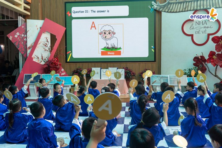 RUNG CHUÔNG VÀNG – KHÔNG KHÍ BÙNG NỔ TẠI HOA HỒNG - HOÀNG MAI 2 RUNG CHUÔNG VÀNG – KHÔNG KHÍ BÙNG NỔ TẠI HOA HỒNG - HOÀNG MAI 2