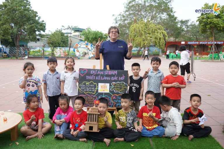NGÀY HỘI TIẾNG ANH – “BÉ VUI HỌC, CHƠI MÊ SAY” TẠI TRƯỜNG MẦM NON QUỲNH ĐÔ 14