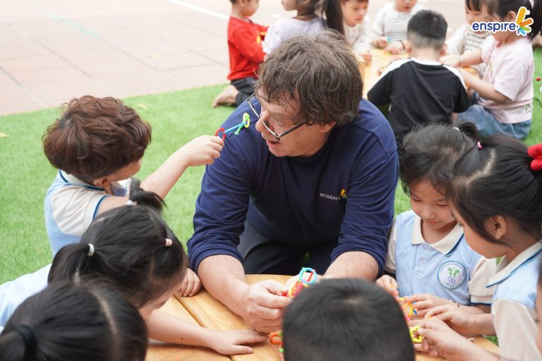 NGÀY HỘI TIẾNG ANH – “BÉ VUI HỌC, CHƠI MÊ SAY” TẠI TRƯỜNG MẦM NON QUỲNH ĐÔ 4 NGÀY HỘI TIẾNG ANH – “BÉ VUI HỌC, CHƠI MÊ SAY” TẠI TRƯỜNG MẦM NON QUỲNH ĐÔ 4