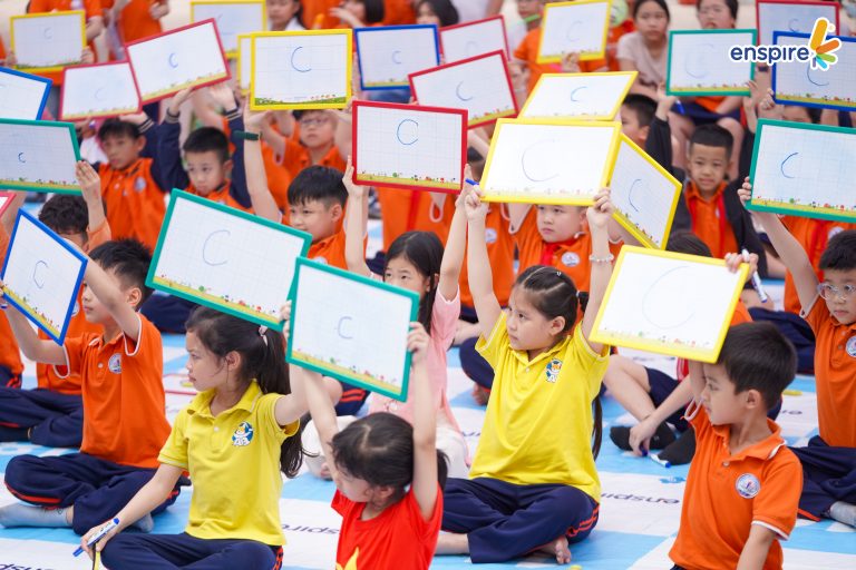 RUNG CHUÔNG VÀNG & ENGLISH FAIR TẠI TRƯỜNG TIỂU HỌC TRUNG HIỀN – SÂN CHƠI TRÍ TUỆ KẾT HỢP TRẢI NGHIỆM SÁNG TẠO 2