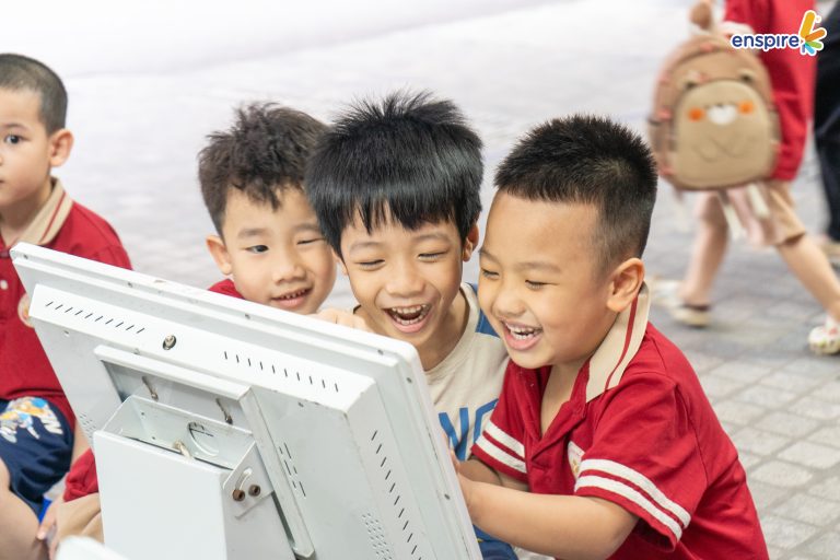 NGÀY HỘI TIẾNG ANH CÔNG NGHỆ – SÂN CHƠI TRẢI NGHIỆM ĐẦY CẢM HỨNG TẠI TRƯỜNG MẦM NON HOA SEN 11