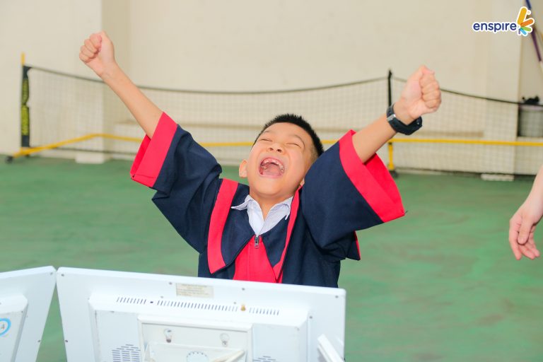 RUNG CHUÔNG VÀNG TIẾNG ANH – BÙNG NỔ SÂN CHƠI TRÍ TUỆ TẠI TRƯỜNG TIỂU HỌC ĐÀO DUY TÙNG 3 RUNG CHUÔNG VÀNG TIẾNG ANH – BÙNG NỔ SÂN CHƠI TRÍ TUỆ TẠI TRƯỜNG TIỂU HỌC ĐÀO DUY TÙNG 3