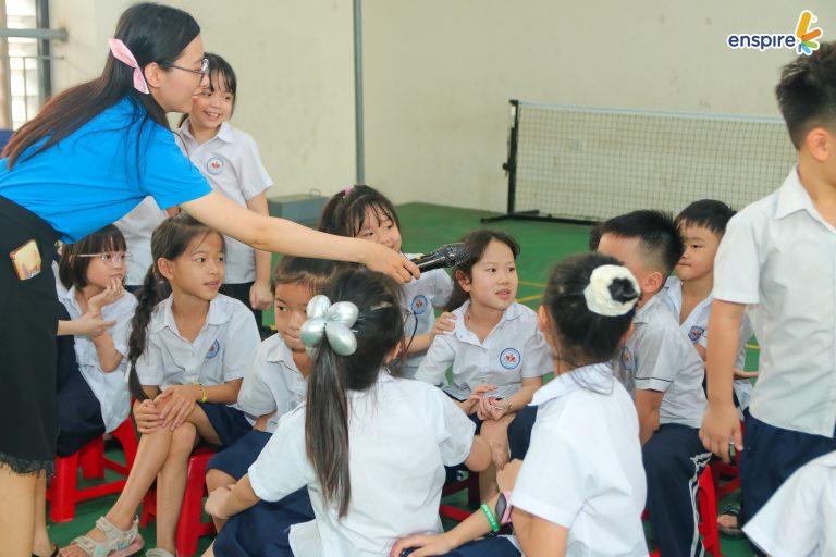 RUNG CHUÔNG VÀNG TIẾNG ANH – BÙNG NỔ SÂN CHƠI TRÍ TUỆ TẠI TRƯỜNG TIỂU HỌC ĐÀO DUY TÙNG 4 RUNG CHUÔNG VÀNG TIẾNG ANH – BÙNG NỔ SÂN CHƠI TRÍ TUỆ TẠI TRƯỜNG TIỂU HỌC ĐÀO DUY TÙNG 4