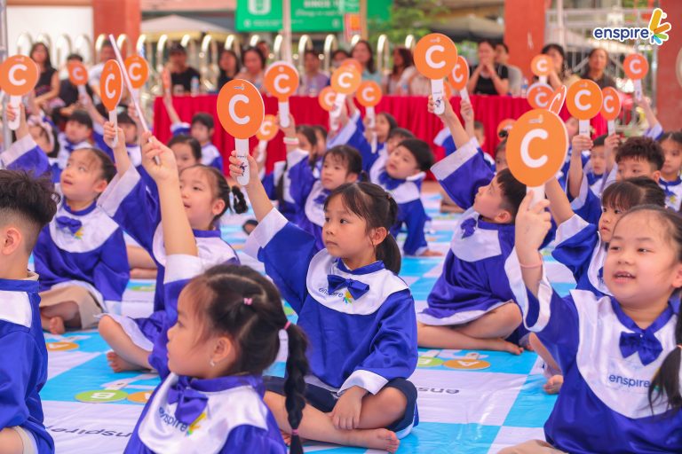 Trẻ em tham gia trả lời câu hỏi trong cuộc thi tiếng Anh mầm non Enspire trên thảm thi đấu
