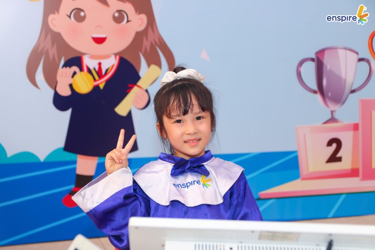 Học sinh tham gia cuộc thi tiếng Anh mầm non Enspire trong phần thi Rung chuông vàng