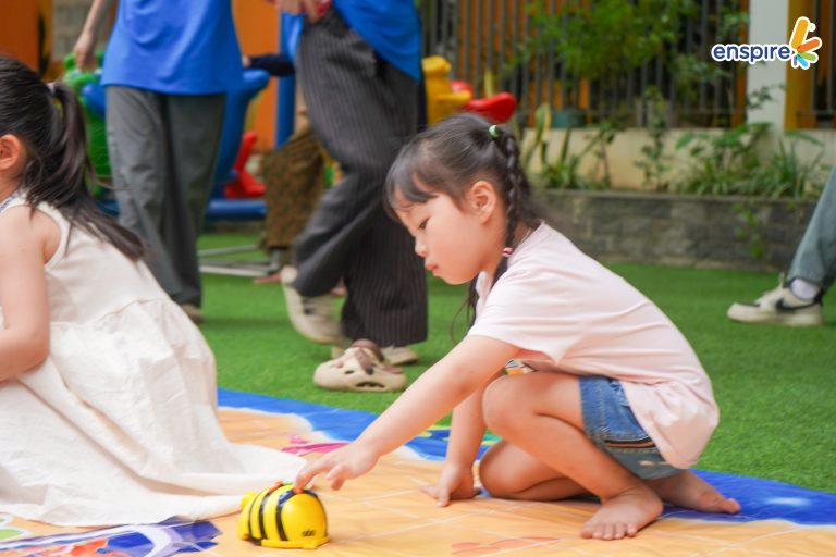 Học sinh trải nghiệm công nghệ Beebot tại chương trình Rung Chuông Vàng Tiếng Anh