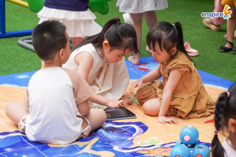 Học sinh hào hứng tham gia hoạt động Robot Dash tại Enspire 2026