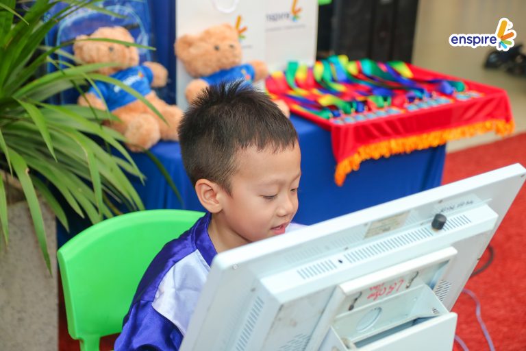 Học sinh tự tin tham gia Rung chuông vàng tiếng Anh mầm non và trả lời câu hỏi