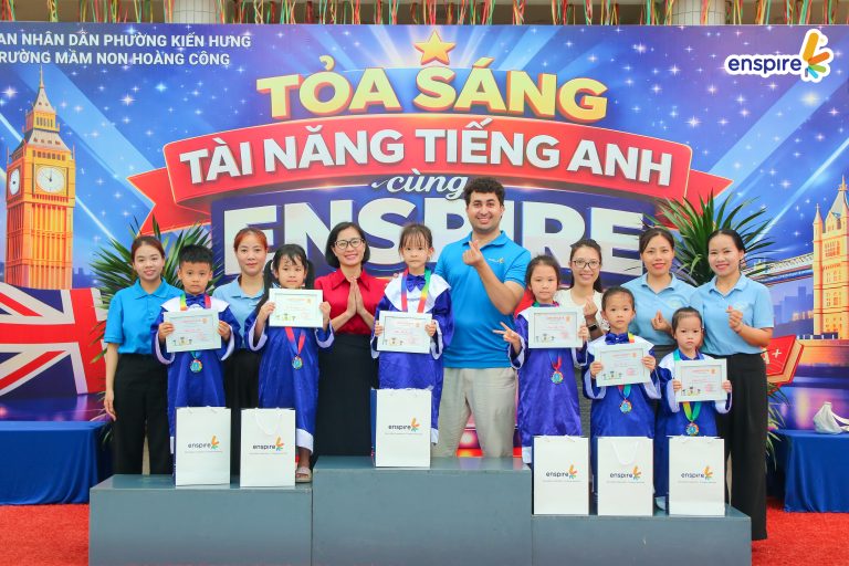 Trao giải cho học sinh xuất sắc trong Rung chuông vàng tiếng Anh mầm non