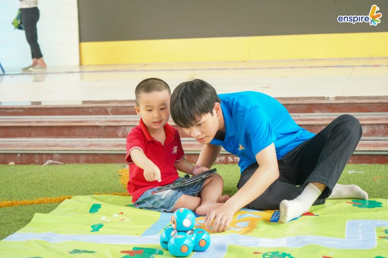 Tỏa sáng tài năng tiếng Anh cùng Enspire 2026 học tiếng Anh qua robot Dashbot