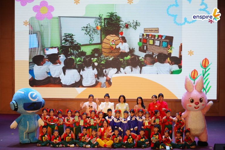 Học sinh mầm non check-in sau phần biểu diễn tại Liên hoan những em bé tài năng 2026, lưu giữ khoảnh khắc vui tươi và đáng nhớ trên sân khấu.