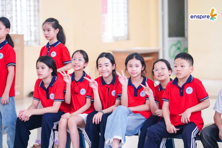 học sinh cổ vũ Rung chuông vàng tiếng Anh tại Tiểu học Đại Mỗ 2026