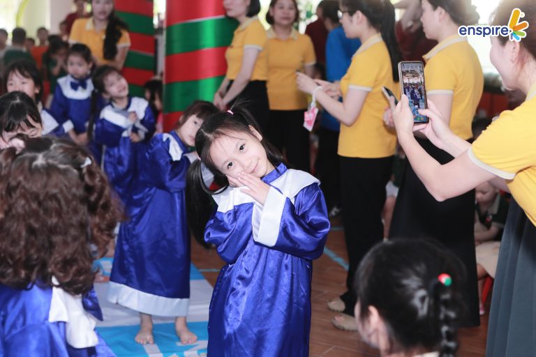 Học sinh biểu diễn flashmob trong chương trình Rung chuông vàng Tây Hồ