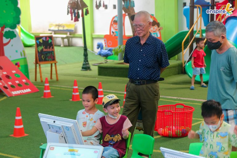 Phụ huynh cùng con trải nghiệm hoạt động tại Ngày hội tiếng Anh cho trẻ mầm non