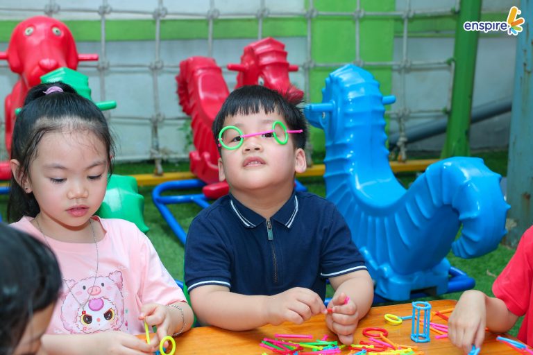 Trẻ tham gia xếp hình sáng tạo trong Ngày hội tiếng Anh cho trẻ mầm non và phát triển trí tưởng tượng