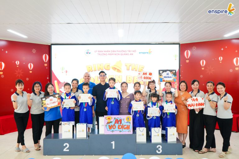 Khoảnh khắc trao giải tại sự kiện tiếng Anh mầm non Enspire