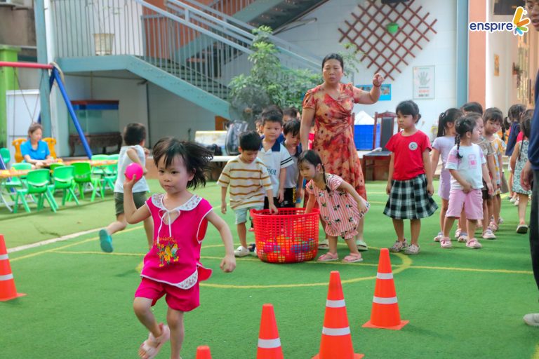 Hoạt động Mini Basketball tại Ngày hội tiếng Anh cho trẻ mầm non giúp trẻ vận động và học số đếm