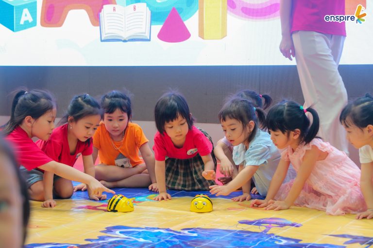 Trẻ trải nghiệm robot Beebot trong Ngày hội tiếng Anh cho trẻ mầm non giúp phát triển tư duy và học từ vựng