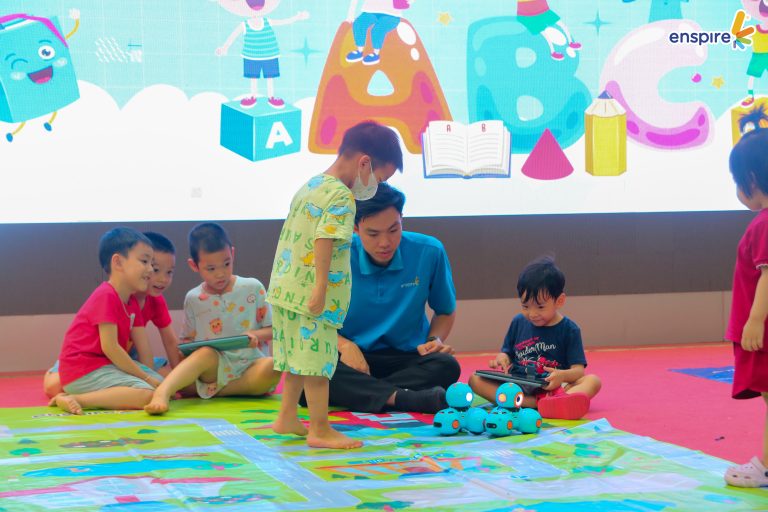 Trẻ điều khiển Dashbot bằng máy tính bảng trong Ngày hội tiếng Anh cho trẻ mầm non và học từ vựng qua trò chơi