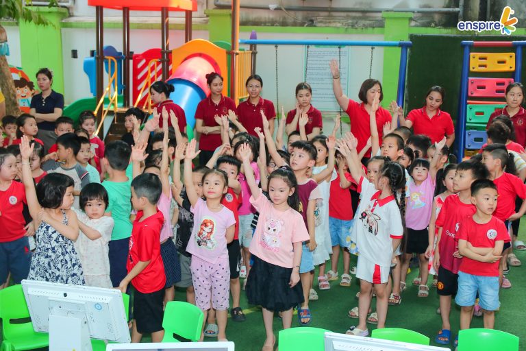 Học sinh tham gia minigame blindbox trong Ngày hội tiếng Anh cho trẻ mầm non và trả lời câu hỏi tiếng Anh