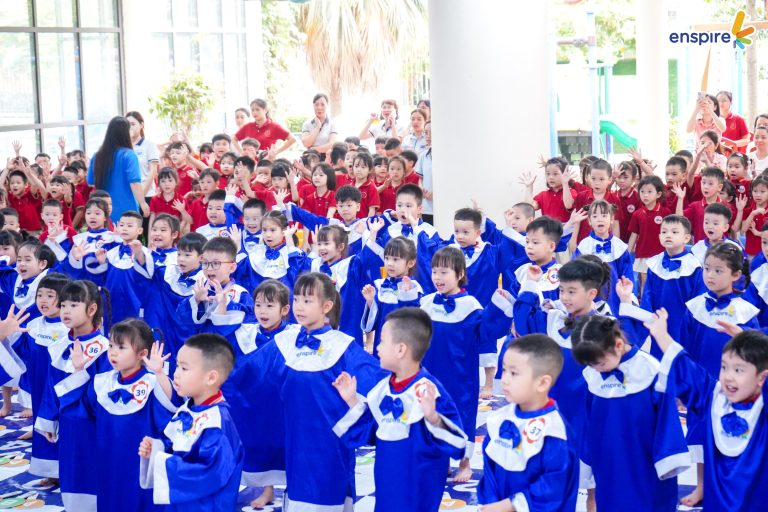 Học sinh tham gia flashmob tại sự kiện Rung chuông vàng tiếng Anh Enspire