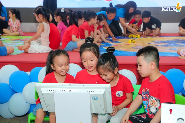 Khu trải nghiệm Enspire Online tại Ngày hội tiếng Anh cho trẻ mầm non với màn hình cảm ứng hiện đại