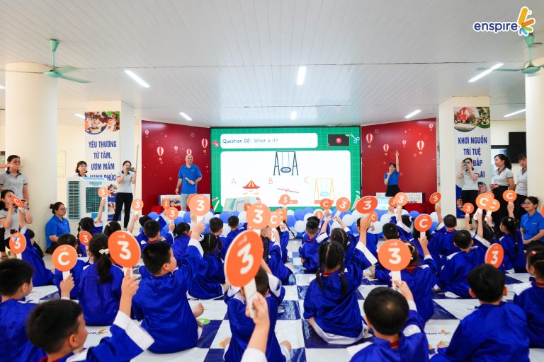 Học sinh tự tin trả lời câu hỏi trong cuộc thi tiếng Anh mầm non