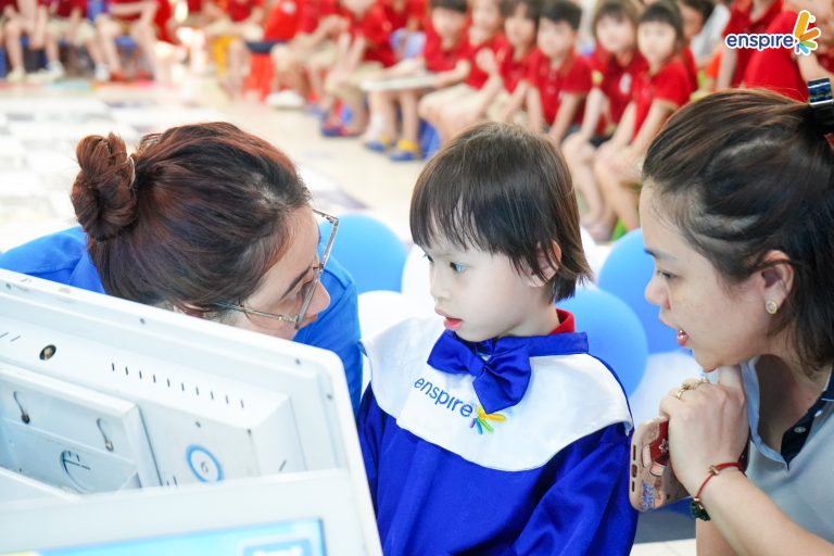 Học sinh tham gia vòng thi máy tại Rung chuông vàng tiếng An