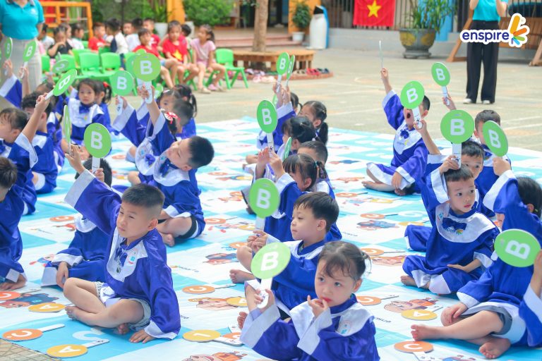 học sinh thi rung chuông vàng tiếng anh mầm non