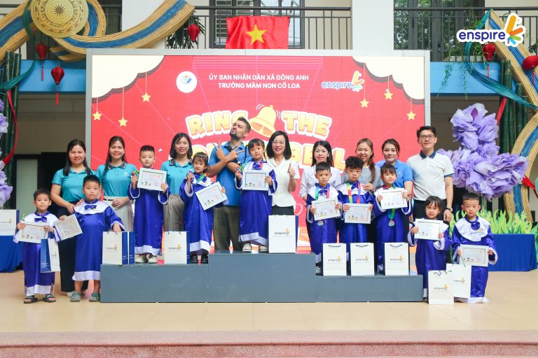 Khoảnh khắc vinh danh tại sự kiện tỏa sáng tài năng tiếng anh cùng enspire