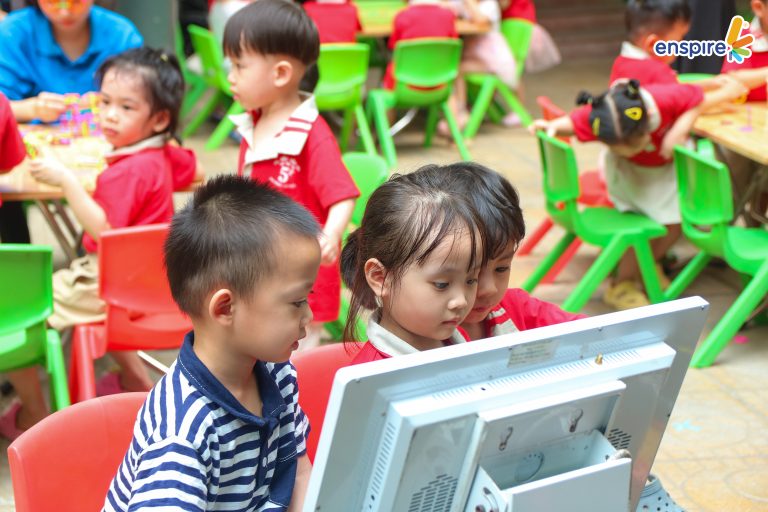 Trẻ học trên màn hình cảm ứng tại Ngày hội Tiếng Anh công nghệ mầm non 