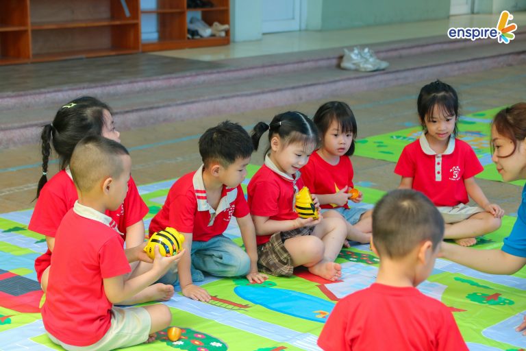 Trẻ tham gia Beebot tại Ngày hội Tiếng Anh công nghệ mầm non 