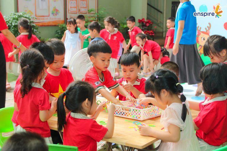 Trẻ xếp hình sáng tạo tại Ngày hội Tiếng Anh công nghệ mầm non 