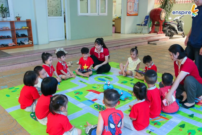 Trẻ điều khiển Dashbot tại Ngày hội Tiếng Anh công nghệ mầm non 