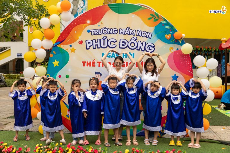Khoảnh khắc chụp hình lưu niệm tại cuộc thi Rung chuông vàng Enspire