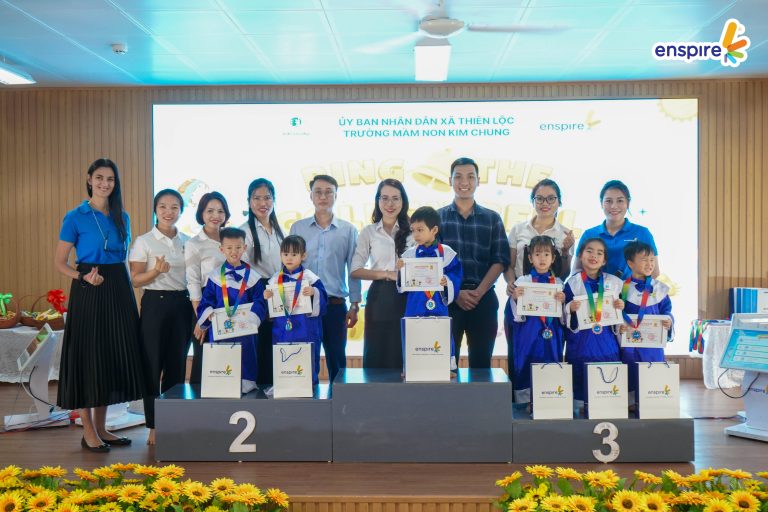 khoảnh khắc trao giải tại sự kiện Rung chuông vàng cho trẻ mầm non