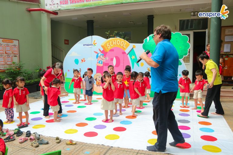 Trẻ chơi Twister trong Ngày hội Tiếng Anh công nghệ mầm non 